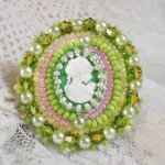 Anello Anisse ricamato con un ritratto di donna in resina cabochon con rose e cristalli Swarovski